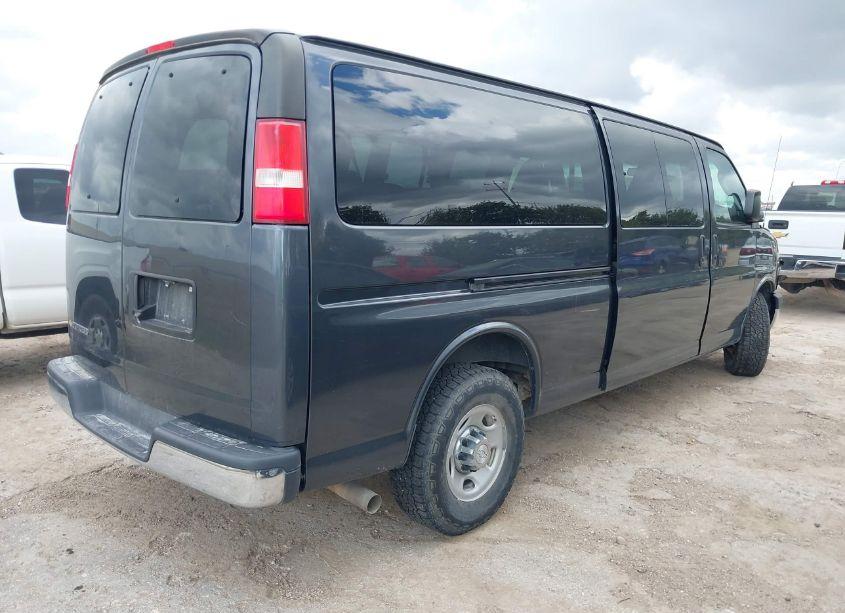 Photo 4 of 2017 Chevrolet Express 3500 LT (VIN 1GAZGPFG7H1290154)