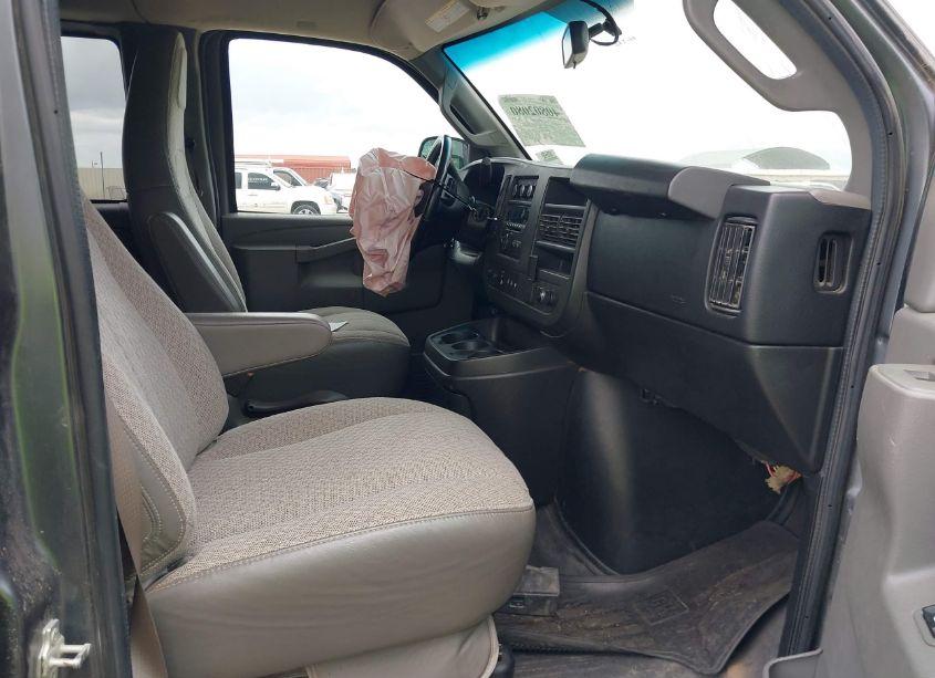 Photo 5 of 2017 Chevrolet Express 3500 LT (VIN 1GAZGPFG7H1290154)