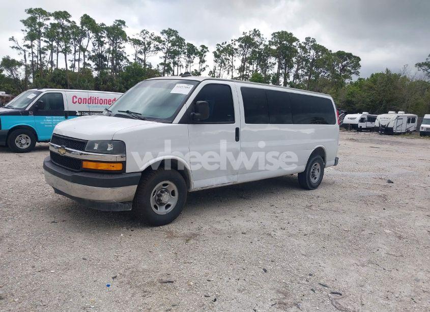 Photo 2 of 2018 Chevrolet Express 3500 LT (VIN 1GAZGPFG7J1334935)