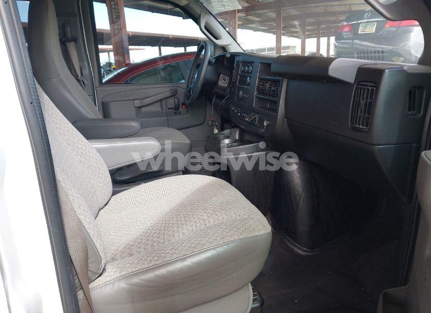 Photo 5 of 2020 Chevrolet Express PASSENGER RWD 3500 EXTENDED WHEELBASE LT (VIN 1GAZGPFG8L1124234)