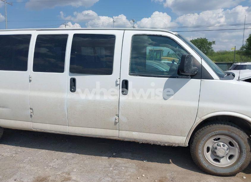 Photo 14 of 2020 Chevrolet Express PASSENGER RWD 3500 EXTENDED WHEELBASE LT (VIN 1GAZGPFG8L1139879)