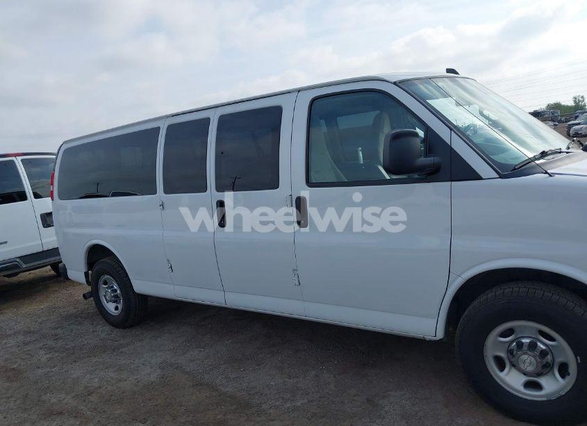Photo 13 of 2020 Chevrolet Express PASSENGER RWD 3500 EXTENDED WHEELBASE LT (VIN 1GAZGPFG8L1209896)