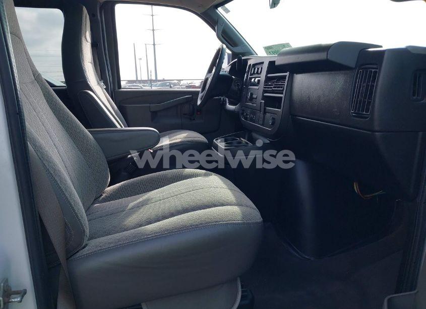 Photo 5 of 2020 Chevrolet Express PASSENGER RWD 3500 EXTENDED WHEELBASE LT (VIN 1GAZGPFG8L1209896)