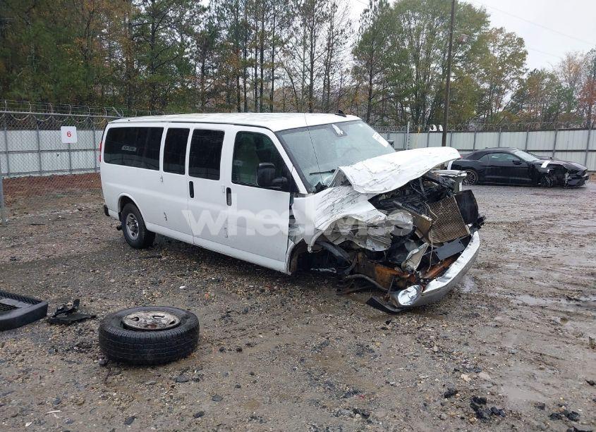 2020 Chevrolet Express PASSENGER RWD 3500 EXTENDED WHEELBASE LT (VIN 1GAZGPFG9L1192400) main photo