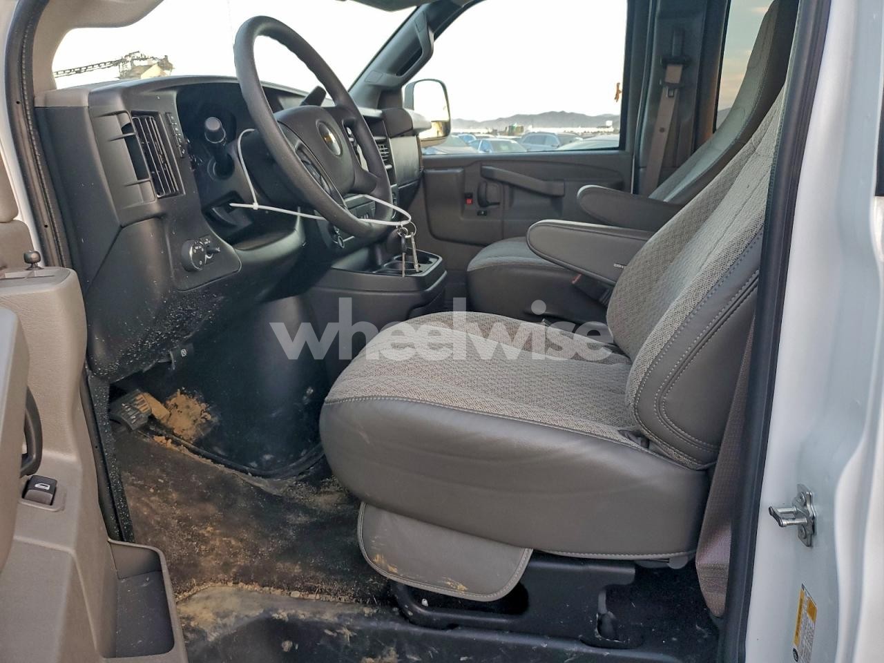 Photo 7 of 2025 CHEVROLET EXPRESS G3500 LT (VIN 1GAZGPFP4S1212101)