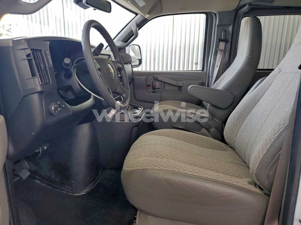 Photo 7 of 2025 CHEVROLET EXPRESS G3500 LT (VIN 1GAZGPFP9S1218881)