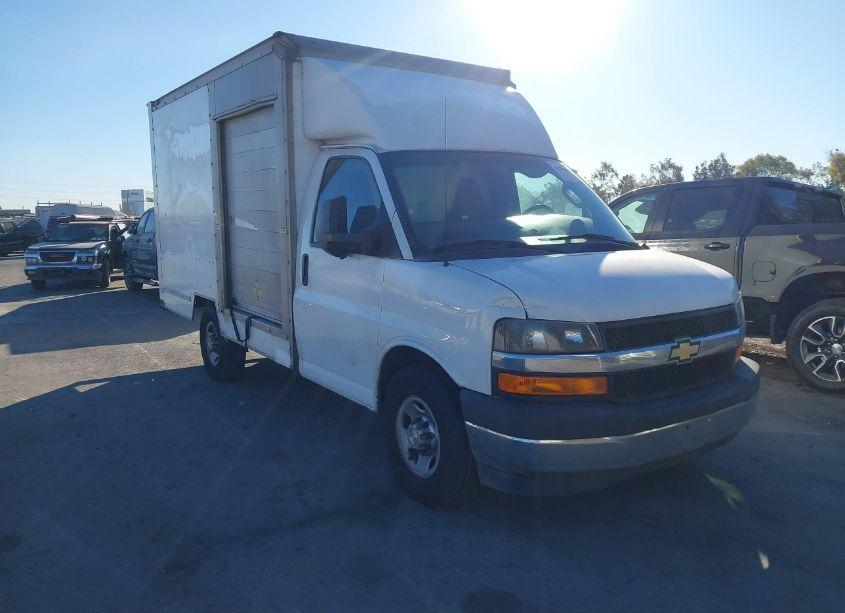 2017 Chevrolet Express CUTAWAY WORK VAN (VIN 1GB0GRFG2H1352690) main photo