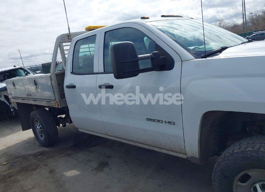 Photo 13 of 2018 Chevrolet Silverado 2500HD WT (VIN 1GB2KUEG2JZ233878)