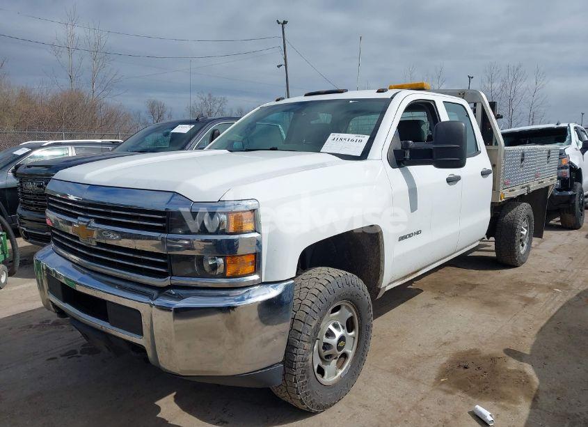 Photo 2 of 2018 Chevrolet Silverado 2500HD WT (VIN 1GB2KUEG2JZ233878)