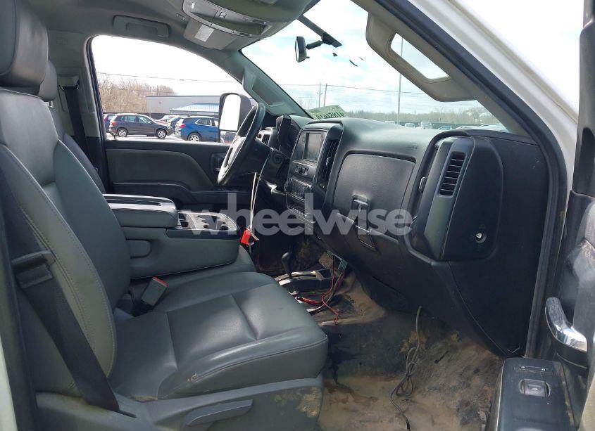 Photo 5 of 2018 Chevrolet Silverado 2500HD WT (VIN 1GB2KUEG2JZ233878)