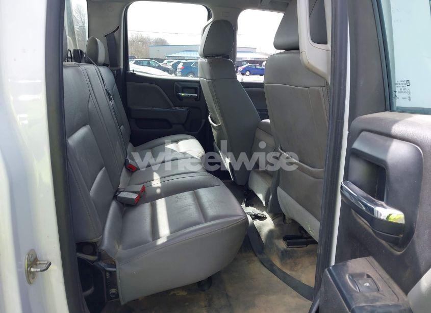 Photo 8 of 2018 Chevrolet Silverado 2500HD WT (VIN 1GB2KUEG2JZ233878)