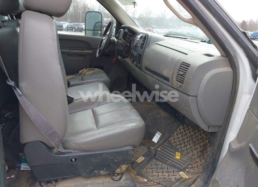 Photo 6 of 2011 Chevrolet Silverado 3500HD CHASSIS WORK TRUCK (VIN 1GB3CZCG8BF218905)