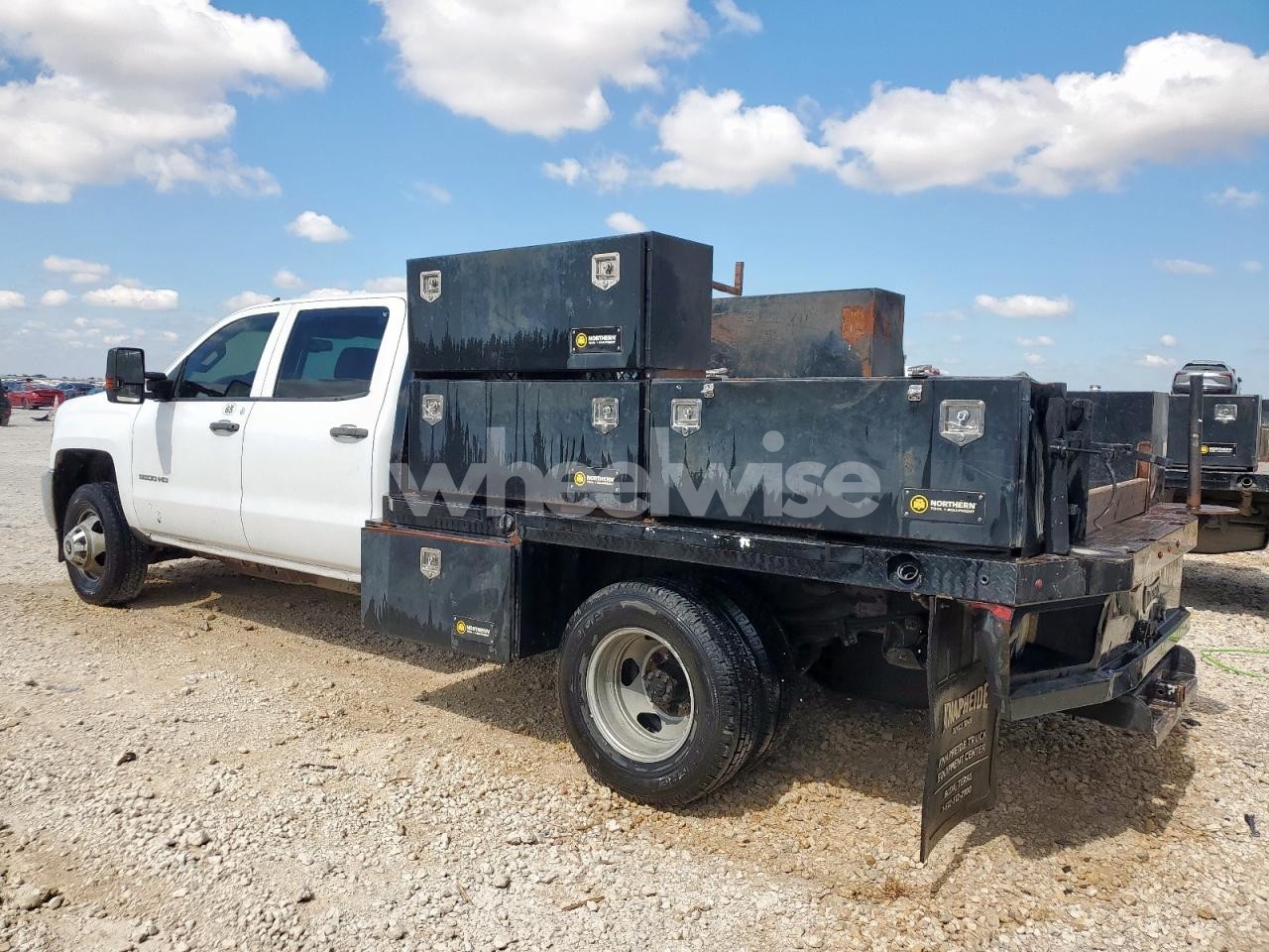 Photo 2 of 2017 CHEVROLET SILVERADO C3500 (VIN 1GB4CYCG7HF133674)