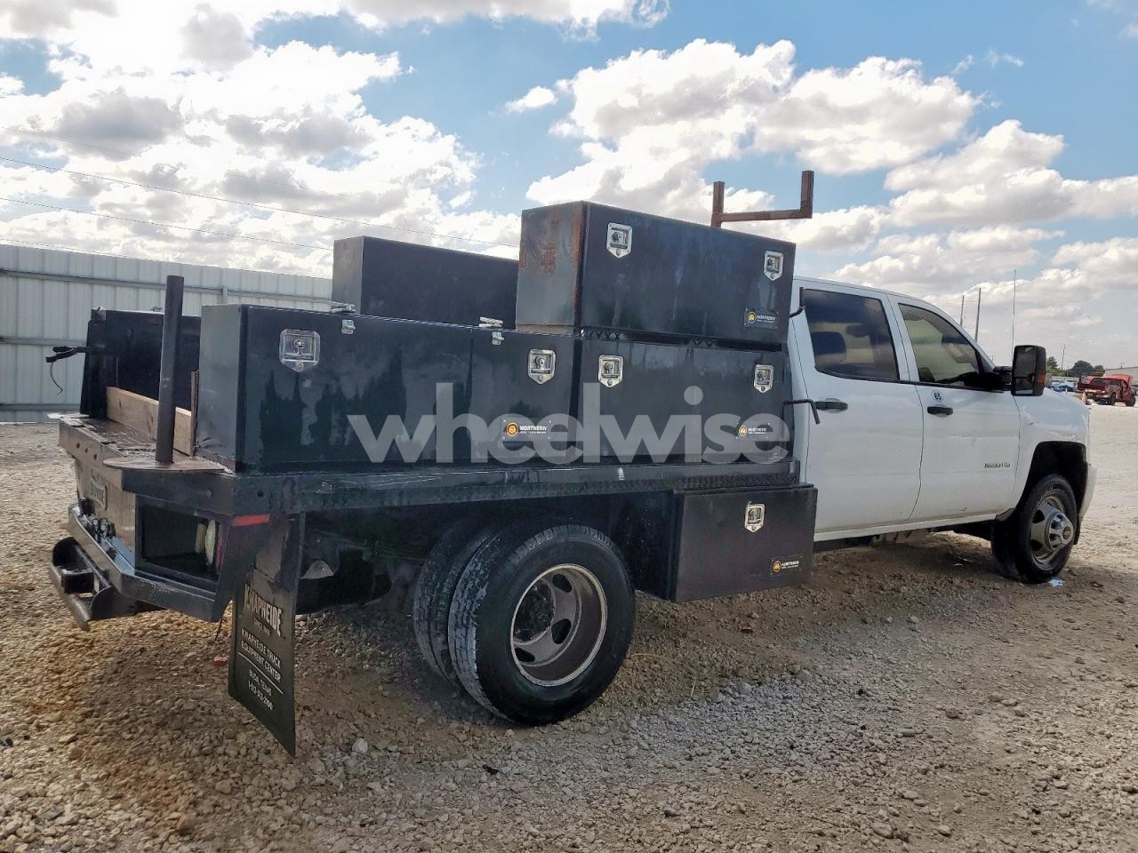 Photo 3 of 2017 CHEVROLET SILVERADO C3500 (VIN 1GB4CYCG7HF133674)