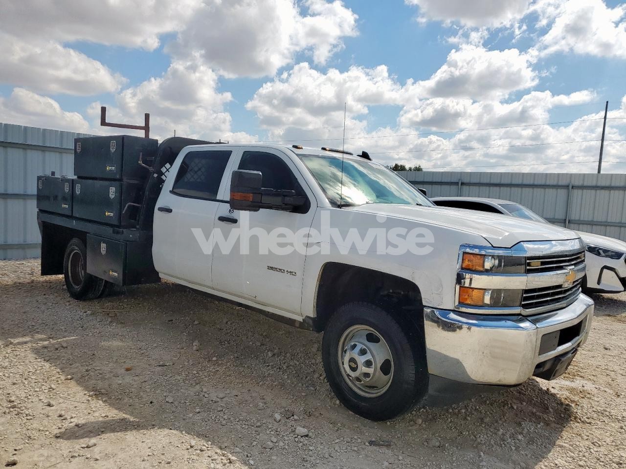Photo 4 of 2017 CHEVROLET SILVERADO C3500 (VIN 1GB4CYCG7HF133674)
