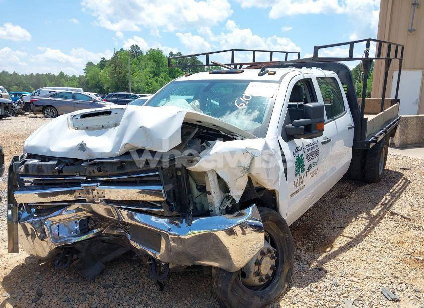 Photo 2 of 2018 Chevrolet Silverado 3500HD CHASSIS WT (VIN 1GB4KYCY5JF126109)