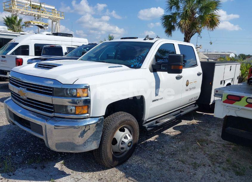 Photo 2 of 2018 Chevrolet Silverado 3500HD CHASSIS WT (VIN 1GB4KYCY9JF174308)