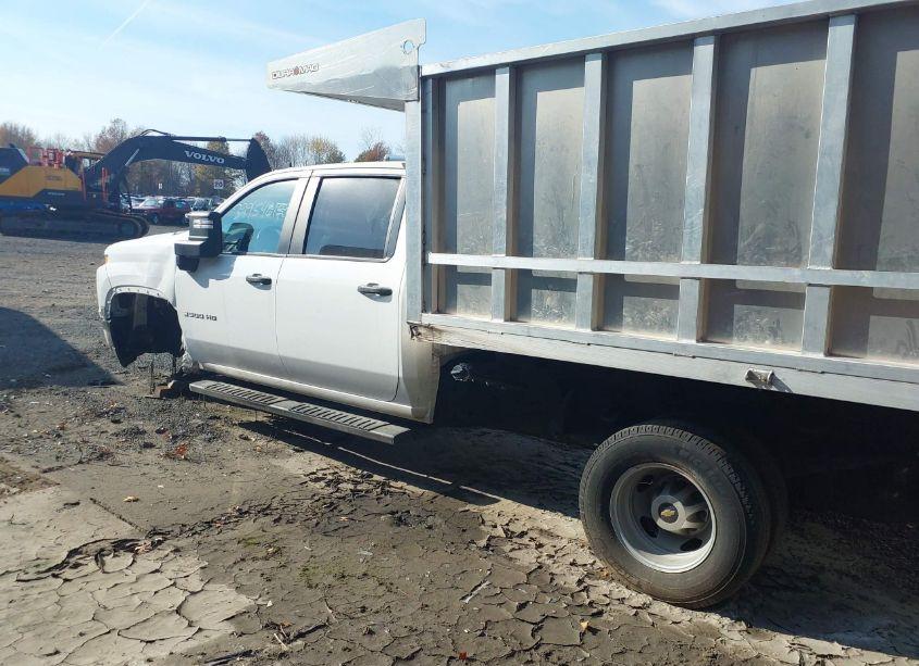 Photo 3 of 2022 Chevrolet Silverado 3500HD CHASSIS WORK TRUCK (VIN 1GB4YSE72NF255821)