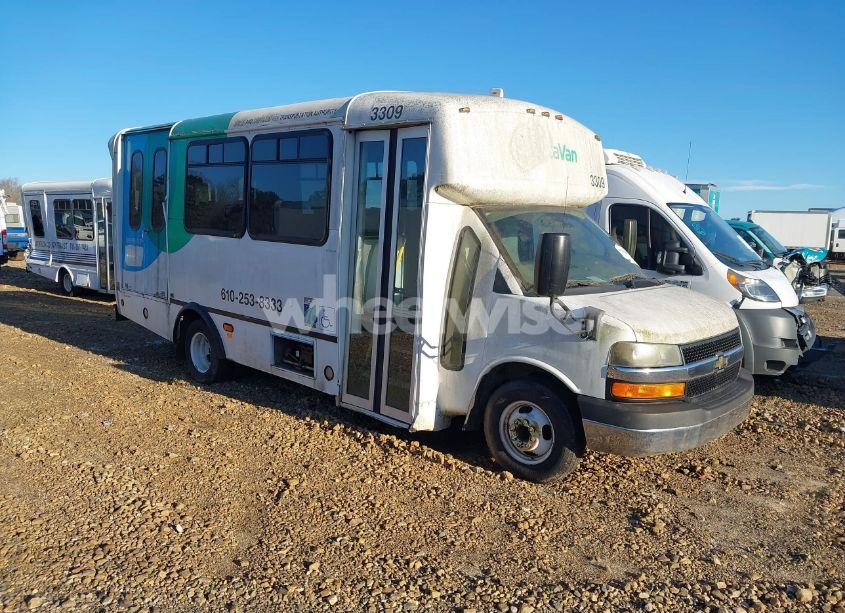 2013 Chevrolet Express CUTAWAY 4500 DIESEL (VIN 1GB6G5BL6D1179191) main photo