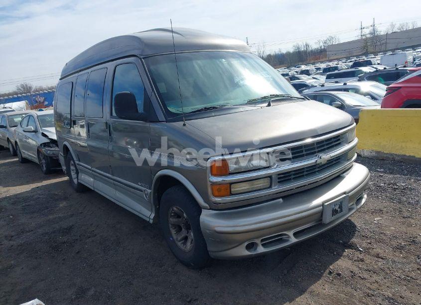 2002 Chevrolet Express (VIN 1GBFG15R021183484) main photo