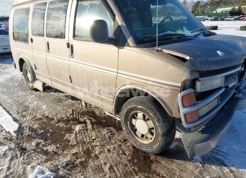 1998 Chevrolet Chevy VAN G1500 (VIN 1GBFG15R3W1081358) main photo