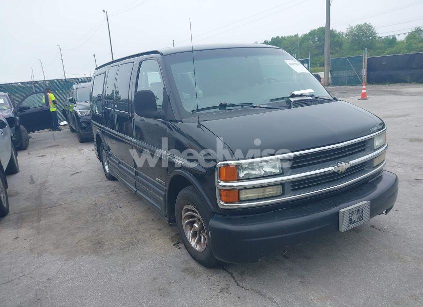 2002 Chevrolet Express G1500 (VIN 1GBFG15R821221060) main photo