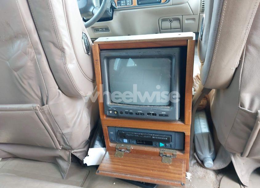 Photo 12 of 1999 Chevrolet Suburban 1500 (VIN 1GBFK16R5XJ335005)