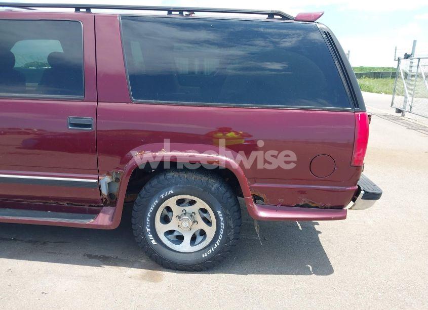 Photo 6 of 1999 Chevrolet Suburban 1500 (VIN 1GBFK16R5XJ335005)