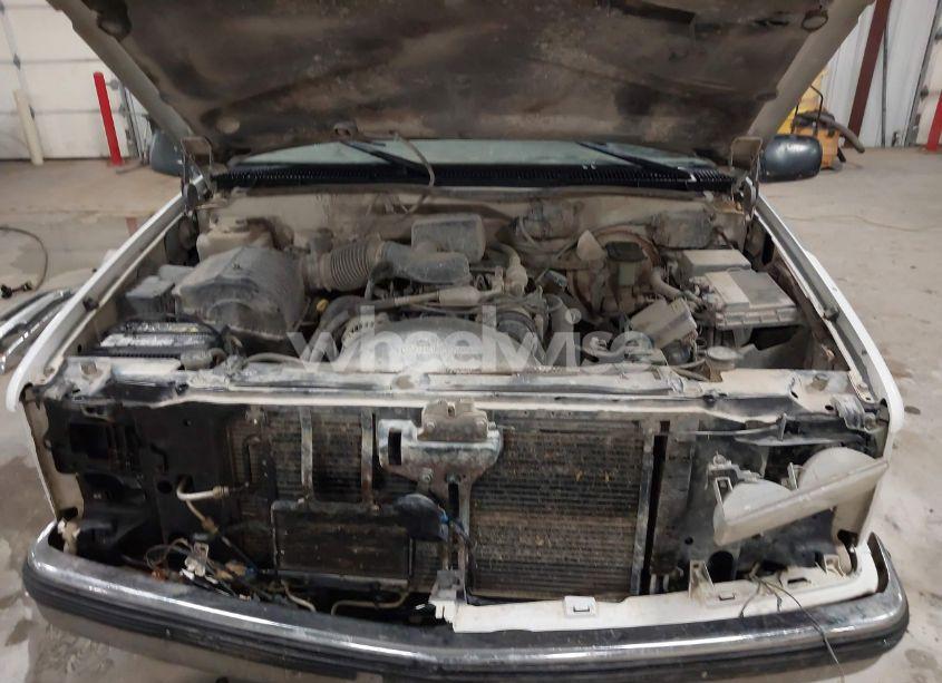 Photo 10 of 1999 Chevrolet K2500 (VIN 1GBGK24RXXF064099)