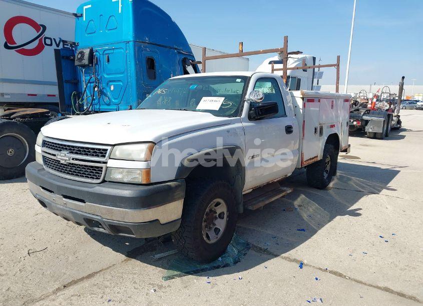 Photo 2 of 2007 Chevrolet Silverado C3500 (VIN 1GBHC34UX7E160025)
