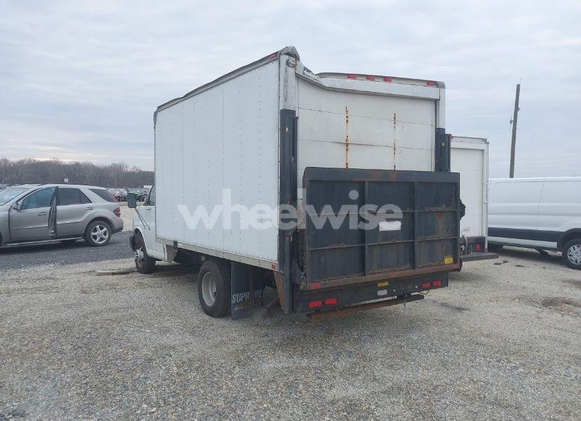 Photo 3 of 2006 Chevrolet Express CUTAWAY WORK VAN (VIN 1GBHG31U661248455)