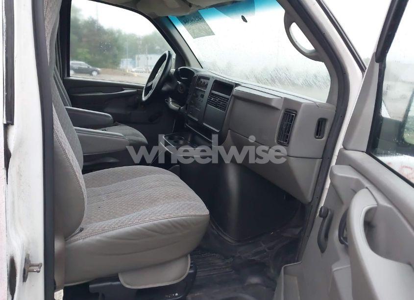 Photo 6 of 2005 Chevrolet Express CUTAWAY (VIN 1GBHG31V751107997)