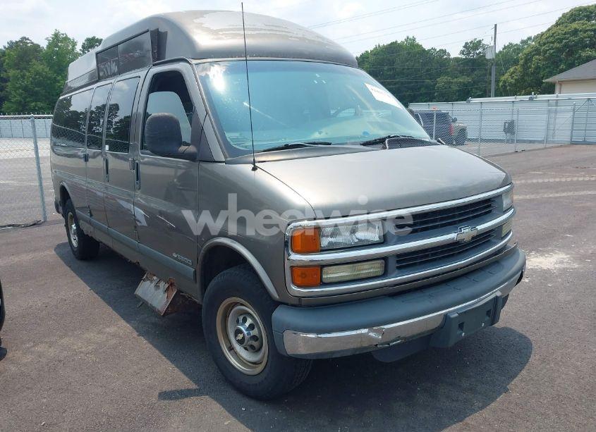 2001 Chevrolet Express (VIN 1GBHG39R111196645) main photo