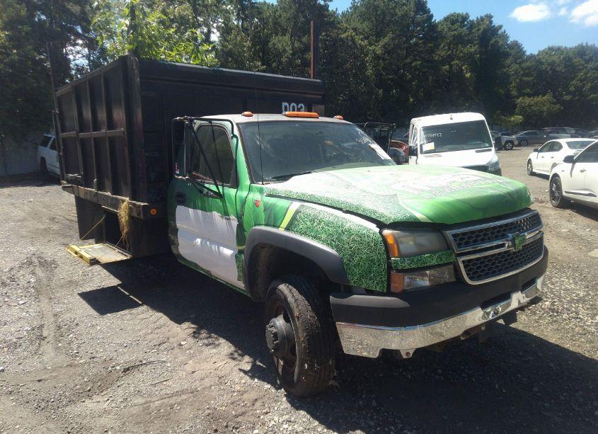 2005 Chevrolet Silverado 3500 CHASSIS WORK TRUCK (VIN 1GBJC34U15E281427) main photo