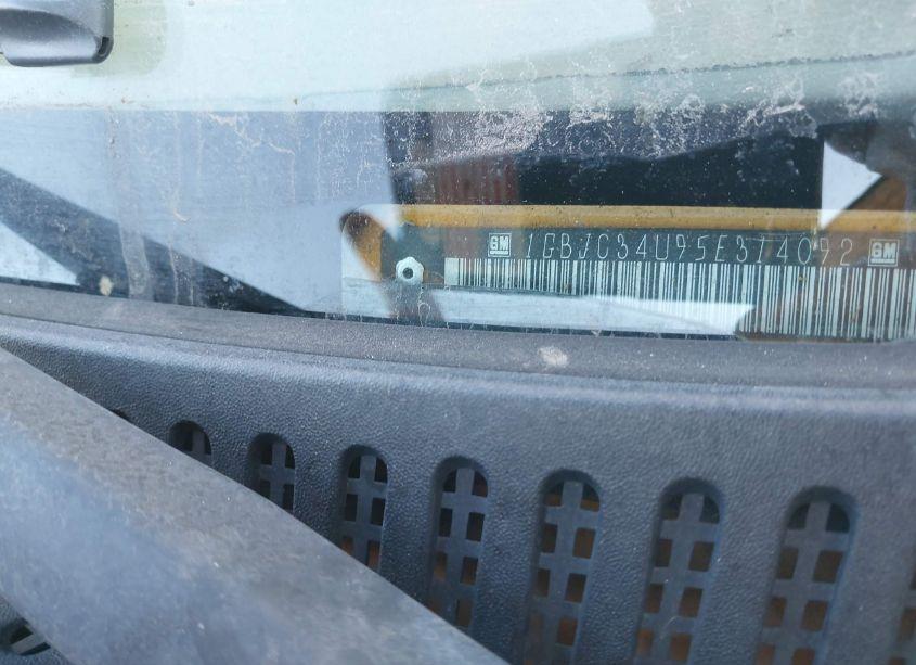 Photo 8 of 2005 Chevrolet Silverado 3500 CHASSIS WORK TRUCK (VIN 1GBJC34U95E314092)