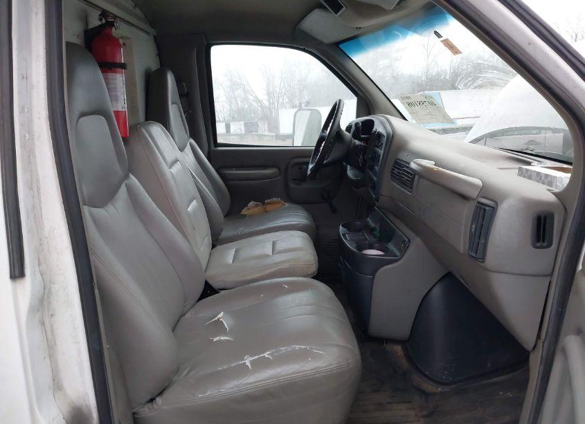 Photo 6 of 2000 Chevrolet Express COMM CUTAWAY (VIN 1GBJG31R2Y1129477)