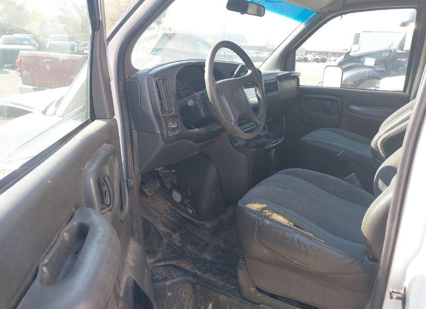 Photo 6 of 2002 Chevrolet Express COMM CUTAWAY (VIN 1GBJG31R821138286)