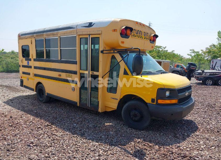 2006 Chevrolet Express CUTAWAY WORK VAN (VIN 1GBJG31U061244211) main photo