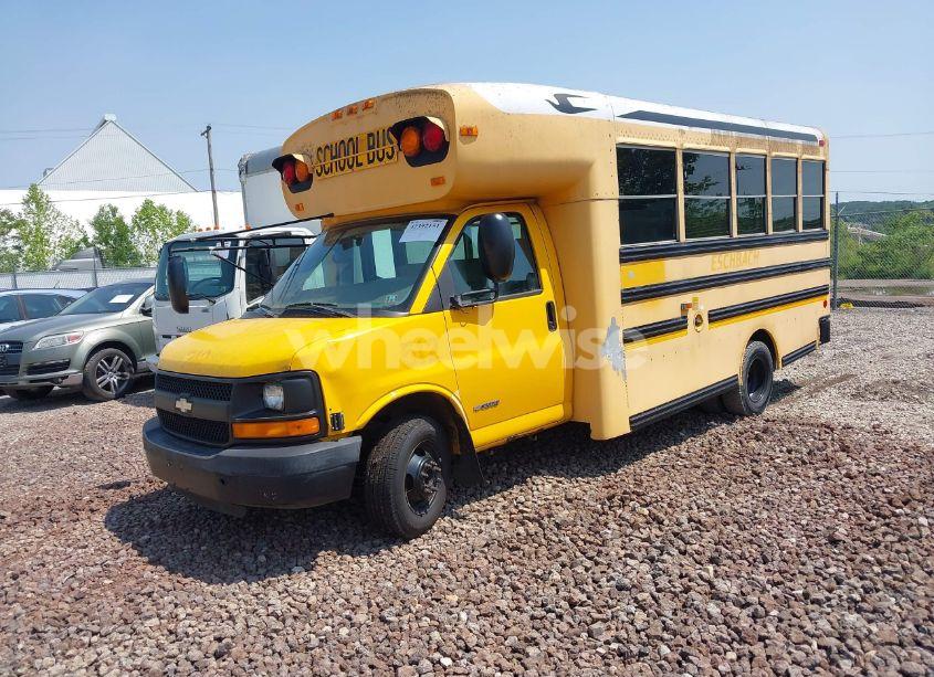 Photo 2 of 2006 Chevrolet Express CUTAWAY WORK VAN (VIN 1GBJG31U061244211)