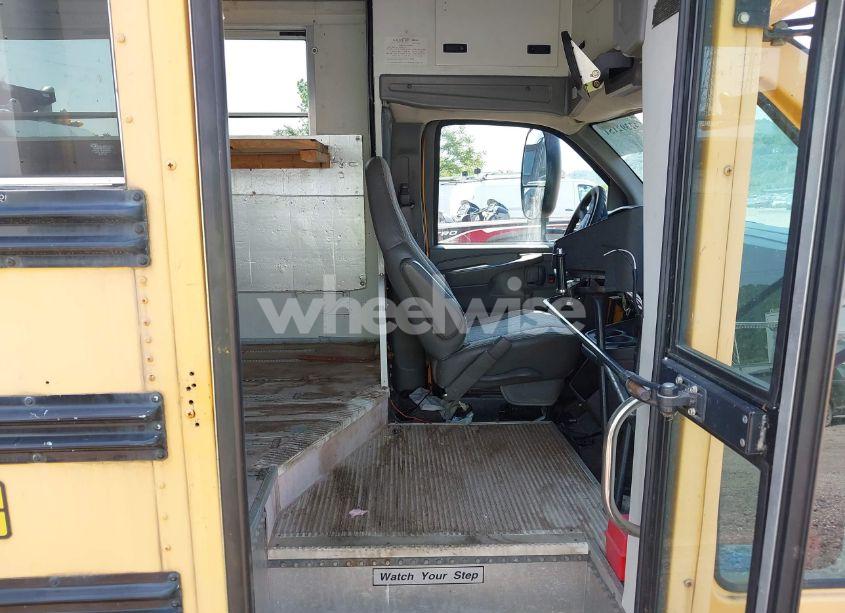 Photo 7 of 2006 Chevrolet Express CUTAWAY WORK VAN (VIN 1GBJG31U061244211)