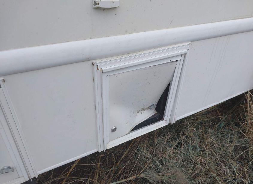 Photo 17 of 2004 Chevrolet Express CUTAWAY BASE W/C7L/C7N (VIN 1GBJG31U141163991)