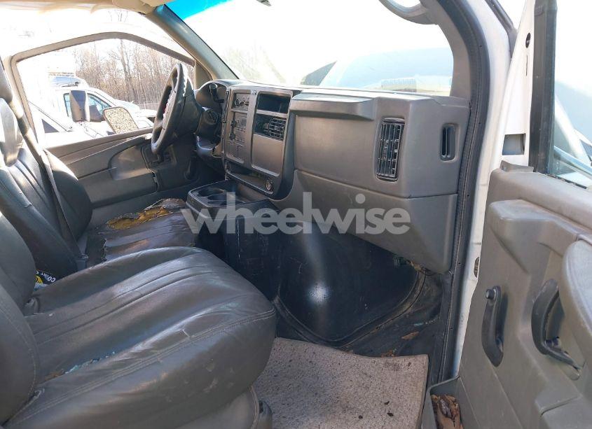 Photo 12 of 2004 Chevrolet Express CUTAWAY BASE W/C7L/C7N (VIN 1GBJG31U341172286)