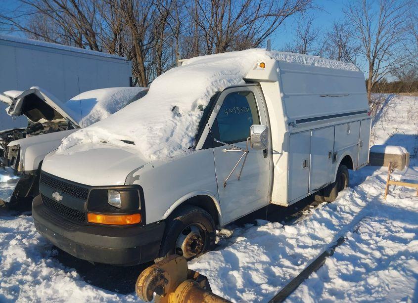 Photo 2 of 2004 Chevrolet Express CUTAWAY BASE W/C7L/C7N (VIN 1GBJG31U641160083)