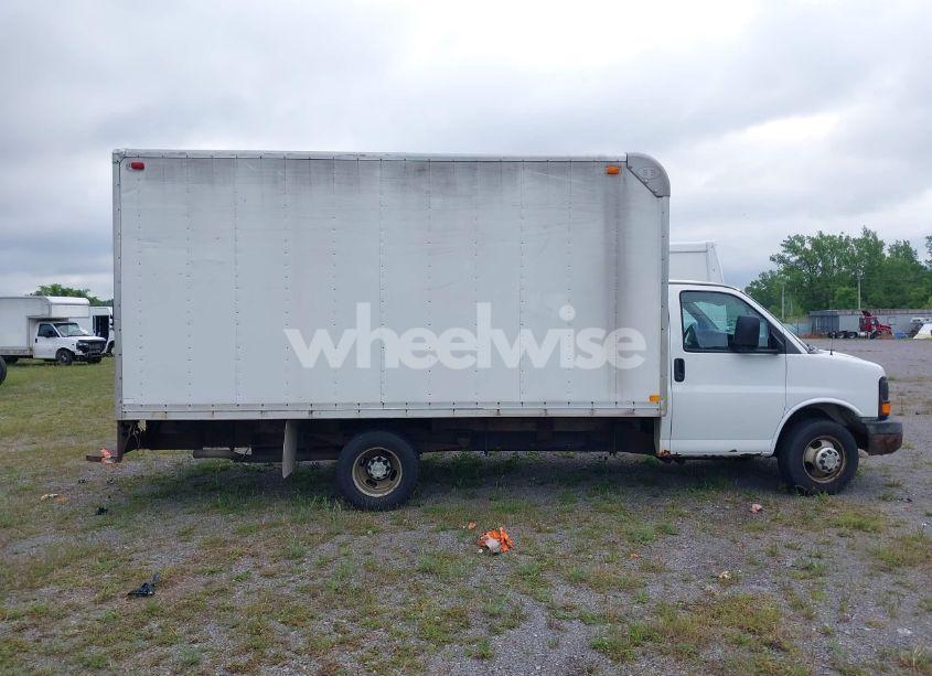 Photo 13 of 2005 Chevrolet Express CUTAWAY BASE W/C7A (VIN 1GBJG31U651236581)