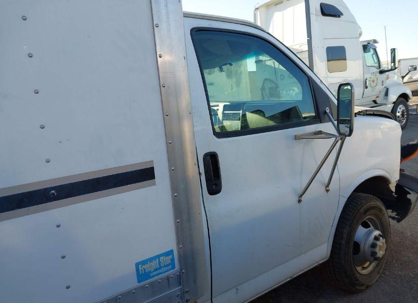 Photo 12 of 2003 Chevrolet Express CUTAWAY BASE W/C7L/C7N (VIN 1GBJG31U831132168)