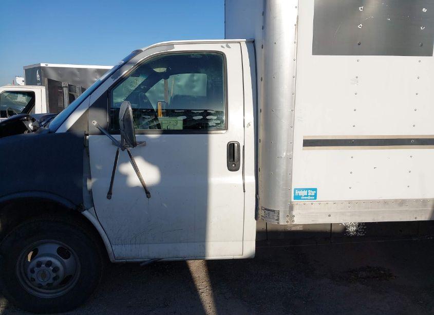 Photo 13 of 2003 Chevrolet Express CUTAWAY BASE W/C7L/C7N (VIN 1GBJG31U831132168)