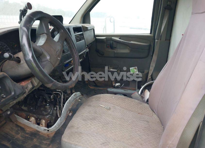 Photo 6 of 2003 Chevrolet Express CUTAWAY BASE W/C7L/C7N (VIN 1GBJG31U831163663)