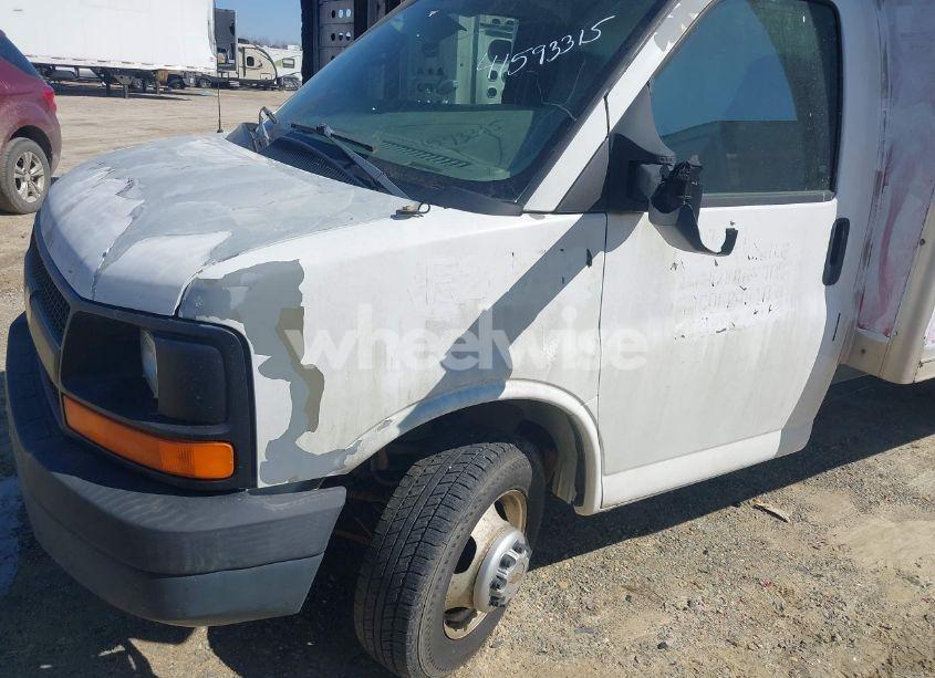 Photo 12 of 2005 Chevrolet Express CUTAWAY BASE W/C7A (VIN 1GBJG31U951254007)
