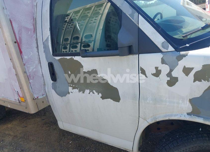 Photo 13 of 2005 Chevrolet Express CUTAWAY BASE W/C7A (VIN 1GBJG31U951254007)