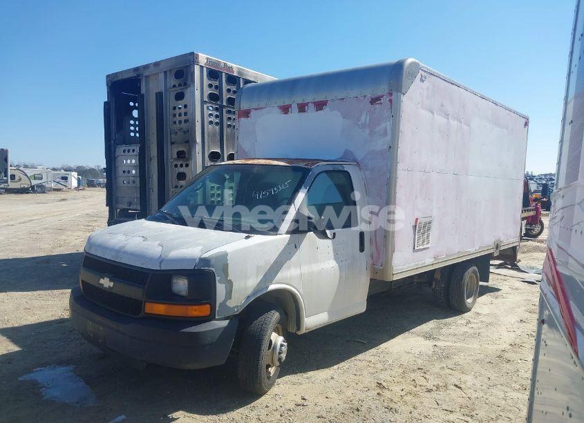 Photo 2 of 2005 Chevrolet Express CUTAWAY BASE W/C7A (VIN 1GBJG31U951254007)